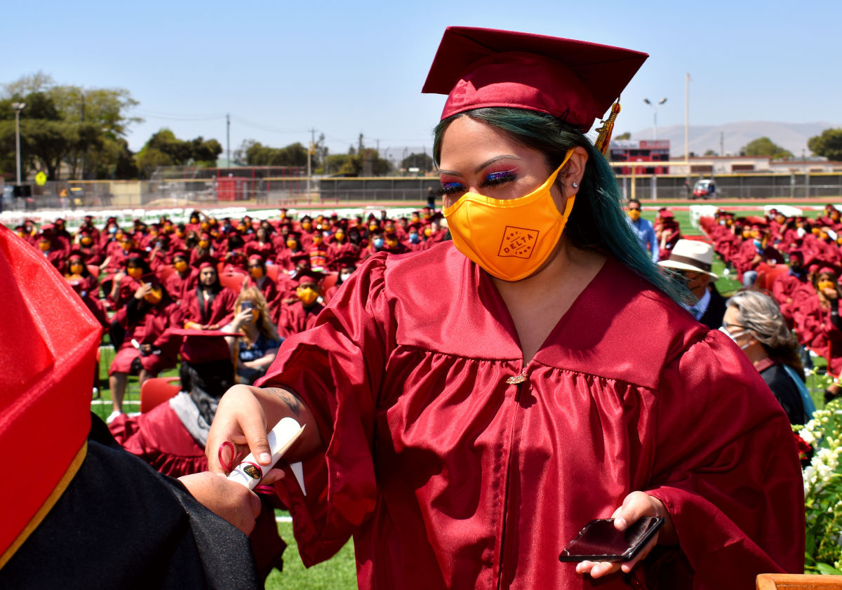 061021-smt-news-delta-high-graduation-002